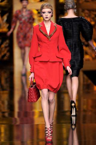 Spencer rojo con ribetes de piel falda globo Christian Dior